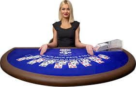 Tangkapan layar aplikasi raja cukong di perangkat Android dan iOS menampilkan meja roulette dan blackjack dealer langsung